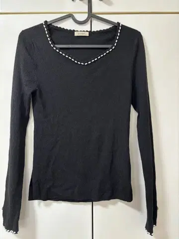 [ DES PRES ] 블랙 니트 스웨터 V넥