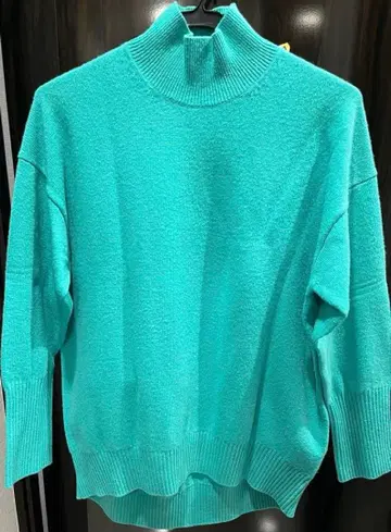 터콰이즈 하이넥 니트 긴팔