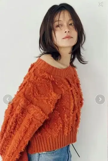 언그리드 원숄더 프린지 케이블 숏 니트