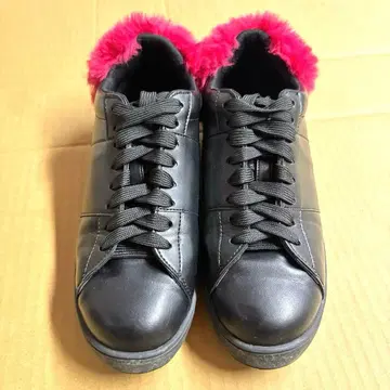 Chesty 퍼 달린 블랙스 스니커즈 L 사이즈