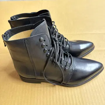 스터드 장식 블랙 가죽 부츠 38 이탈리아