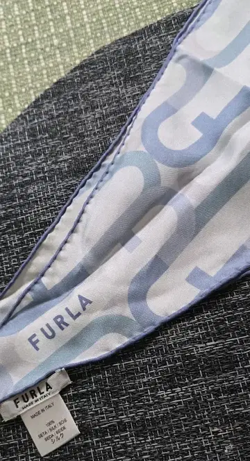 FURLA 로고 블루 백 스카프