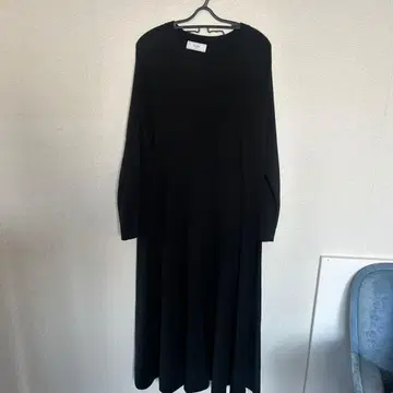 슬로브 이에나 니트 플레어 원피스 블랙