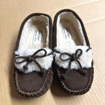 미네통카 브라운 스웨이드 퍼 리본 모카신