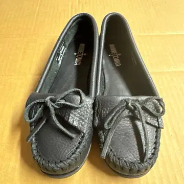 미네통카 블랙 가죽 모카신 리본 포함 24cm