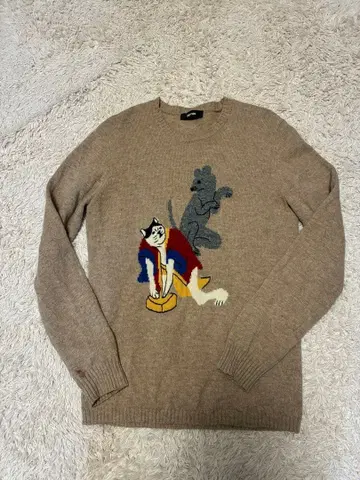 개성 있는 고양이와 쥐 자수 베이지 스웨터 네넷