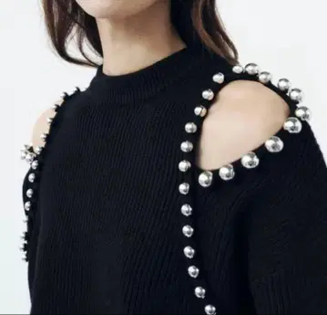 택 포함 새상품 ZARA 블랙 오프숄더 니트