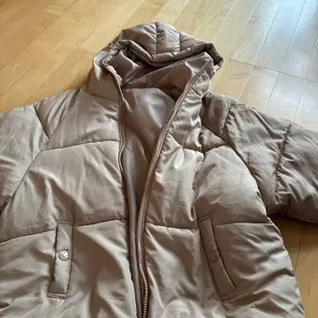 베이지 후드 부착 다운 자켓