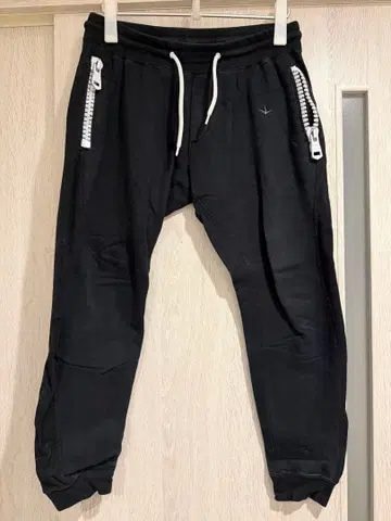 우노피우 블랙 조거 팬츠 빅 화이트 지퍼