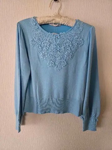 슈퍼 뷰티 라이트 블루 긴팔 니트