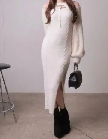 립 서비스 데콜테 오픈 도킹 니트 원피스 아이보리