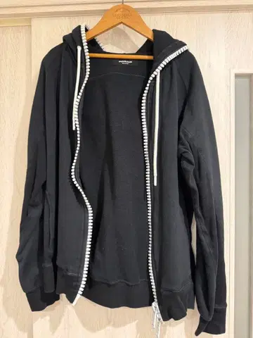 우노피우 화이트 빅 지퍼 블랙 후드티