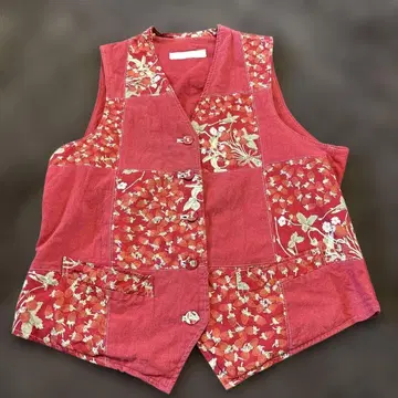 핑크하우스 빨간색 딸기 무늬 패치워크 베스트