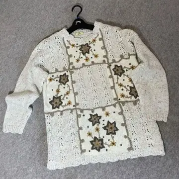 베이지색 별 모티브 럭셔리 자수 오버 사이즈 니트