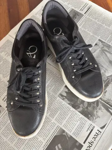 VUE 블랙 가죽 스터드 장식 신발
