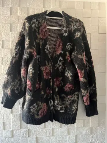 새상품급 지나시스 5G 플라워 라메 페더 V 모헤어 가디건