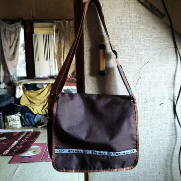 브라운 숄더백 로고 (PIKO)