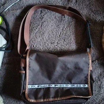 브라운 숄더백 로고 (PIKO)