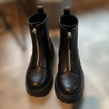 [새상품급] 지퍼 달린 통굽 부츠 블랙