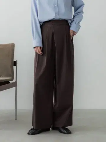 crewre 크루레 비대칭 투 턱 팬츠 다크 브라운