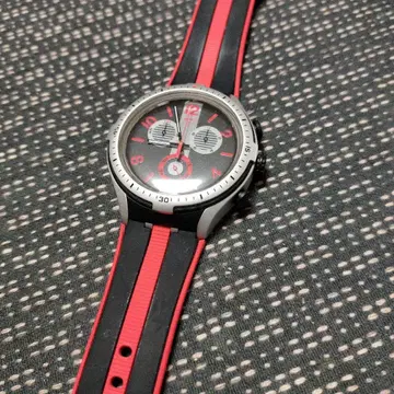 아날로그 손목시계 블랙과 빨간색 콤비네이션