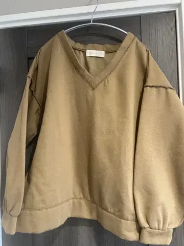 글램 립스 V넥 맨투맨 카키