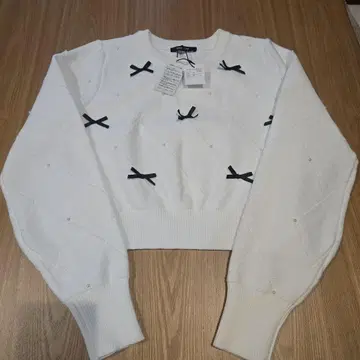 새상품급 리본과 펄 장식의 화이트 스웨터