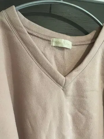 Glam Lips 핑크 V넥 긴팔 상의