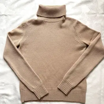 theory 베이지 터틀넥 스웨터 사이즈 4