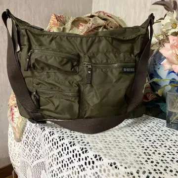 새상품급 MARY QUANT 숄더백 올리브 그린