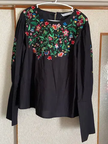 ZARA 꽃무늬 자수 긴팔 상의 블랙