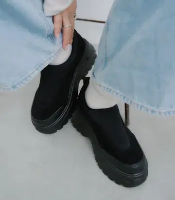 블랙 스웨이드 슬립온 통굽