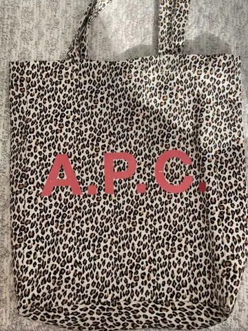 A.P.C. 레오파드 무늬 토트백