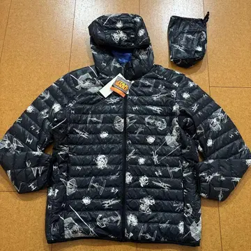 새상품 택 포함 스타 워즈 유니클로 울트라 라이트 다운 후드티 XL