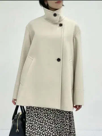 아이보리 스탠드 카라 코트