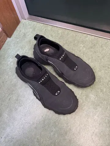 Oakley 블랙 스니커즈