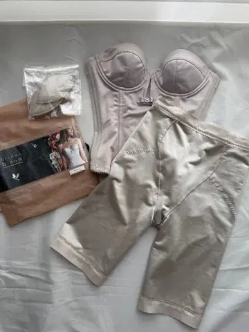 브라이덜 블룸 브라이덜 이너 세트 뷔스티에 C65 / 거들 M