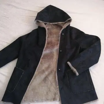 블랙 후드 부착 무스탕 코트