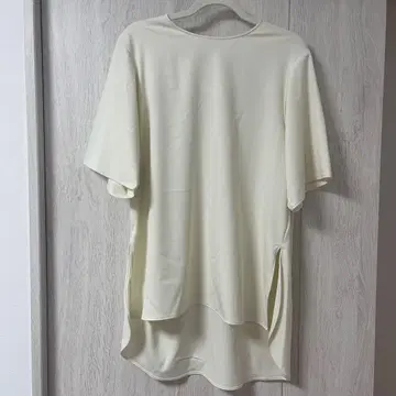 크림색 사이드 슬릿 상의