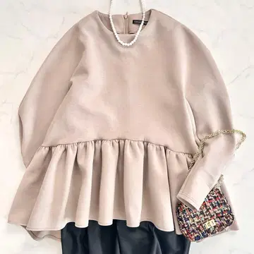 트루 바이 마리코 오이카와 Kirill 키릴 하늘하늘 페플럼 상의 베이지