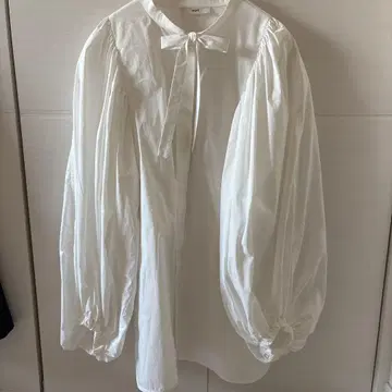 yori 리본 퍼프 슬리브 블라우스 화이트