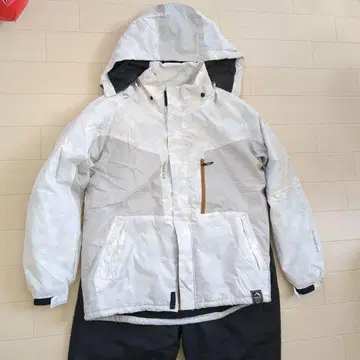 화이트 카모플라주 마운틴 후드티와 팬츠 세트