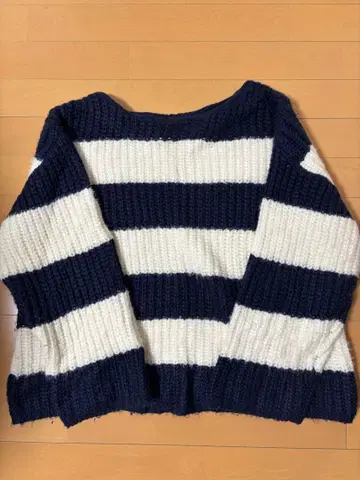 미스틱 네이비와 화이트 스트라이프 스웨터