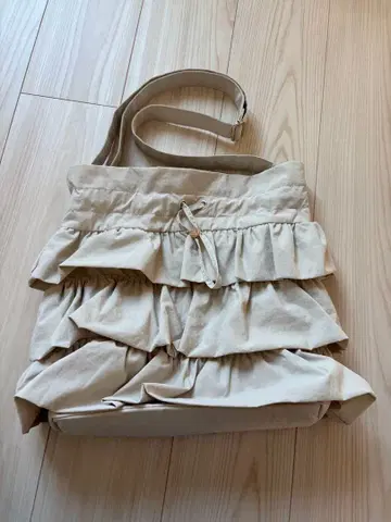 프릴 달린 베이지 숄더백 미사용 새상품