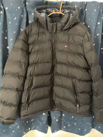 후드 부착 블랙 다운 자켓