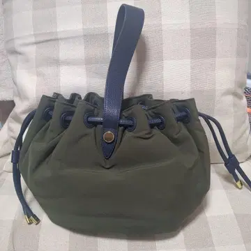 거의 사용하지 않은 Samantha Thavasa 드로우 스트링 핸드백