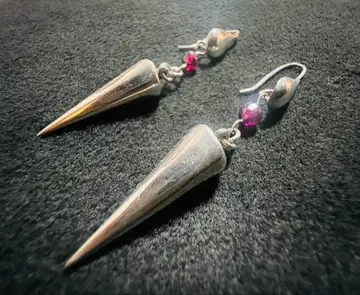 빈티지 스파이크형 실버 귀걸이 빨간색 비즈 포함