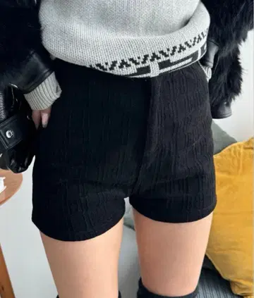 모노그램 타이트 하이웨스트 숏팬츠 shaggie