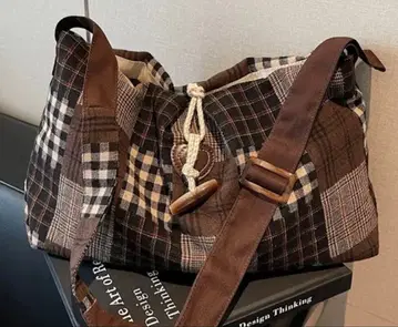 체크 무늬 숄더백