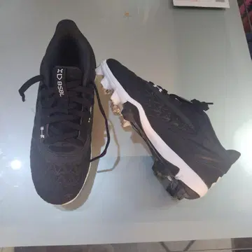 언더아머 DB584 블랙 4Y 트레이닝 슈즈